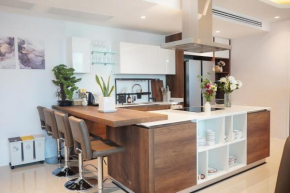 2BR 4Beds Luxury Condo Pool & Fitness